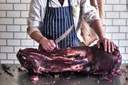 Fleisch ohne Blut vom Metzger tranchiert: Eine Vision der Designerin Hanan Alkouh. (Bild: Tom Mannion)