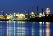 Das Bayer-Kreuz leuchtet auf dem Werksgelände des Chemie- und Pharmakonzerns in Leverkusen. (Bild: Oliver Berg/Keystone (Leverkusen, 7. Mai 2018))