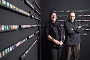 Jasmin Hofmann und Mark Sasvary vor ihren Bilderwürfeln in der Galerie Vitrine. (Bild: Boris Bürgisser (Luzern, 29. November 2018))