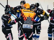 Die Freiburger Spieler jubeln nach dem fünften Treffer gegen Lausanne (Bild: KEYSTONE/JEAN-CHRISTOPHE BOTT)
