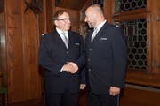 Karl Walker (links) übergibt an Thomas Armbruster. (Bild: PD/Zuger Polizei (Zug, 30. November 2018))
