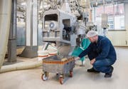 Ein Sabo-Mitarbeiter vor dem neuen Bühler-Extruder zur Herstellung von Sojaprodukten. (Bilder: Reto Martin (Horn, 30. November 2018))