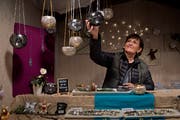 Daniela Möhl verkauft am «Lozärner Wiehnachtsmärt» Schmuck und schwärmt vom «genialen» Zusammenhalt unter den Standbetreibern.