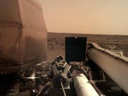 Marsfotos vom Roboterarm der Marssonde «InSight». Nasa bereitet nun den Einsatz der Instrumente vor, die das Innere des Roten Planeten erforschen sollen. (Foto: Nasa via EPA) (Bild: KEYSTONE/EPA NASA/NASA HANDOUT)