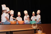 «Backe, backe Kuchen ...». Das Muki-Turnen lieferte einen Auftritt mit Jööh-Effekt.