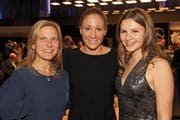 Kelly (links) und Amelie Alkier nehmen Triathlon-Superstar Daniela Ryf in die Mitte. (Bilder: Charly Keiser (2. November 2018))