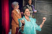 Wettstreit des Monströsen: Imelda (Claudia Bick-Weisshaar) zwischen Margot und Leila in «Ich bin wie ihr, ich liebe Äpfel» im Theater Theagovia. (Bild: Andrea Stalder)