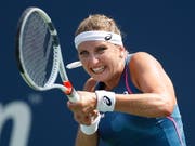 Timea Bacsinszky durfte in Nantes die Trophäe in die Höhe stemmen (Bild: KEYSTONE/EPA/JOHN G. MABANGLO)