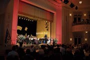 An ihrem Jahreskonzert sorgte die Harmoniemusik für echte Casino-Stimmung. (Bild: Maria Schmid (Zug, 3. November 2018))