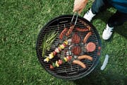 Sehen aus wie Würstchen und Burger, bestehen aber aus pflanzlichen Proteinen: Forscher arbeiten am Fleisch der Zukunft. (Bild: PD)