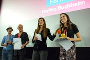 Die Filmemacherin Fariba Buchheim (ganz rechts) konnte sich gleich doppelt freuen(Bild: Maria Schmid (Zug, 3. November 2018))