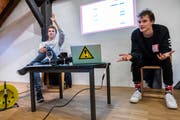 Leiteten den Workshop: Die Youtuber Gian Maria Finger (rechts) und Noah Hartmann. (Bild: Patrick Hürlimann (Zug, 3. November 2018))