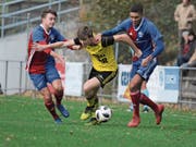Der Altdorfer Nino Poletti (Mitte) wird von den Brunnern Andreas Wolf (links) und Gaetan Stieger in die Zange genommen. (Bild: Urs Hanhart, Altdorf, 4. November 2018)