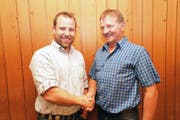 Der abtretende Präsident Hans Herger (rechts) freut sich, Bernhard Arnold einen attraktiven und funktionierenden SC Urigen übergeben zu dürfen. (Bild: Franz Imholz (Urigen, 27. Oktober 2018))
