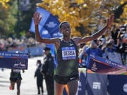 Lelisa Desisa überquerte als Erster die Ziellinie (Bild: KEYSTONE/AP/SETH WENIG)