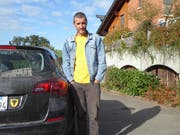 Gian Caviezel mit seinem Auto mit Uristier-Aufkleber in seiner neuen Heimat, Adligenswil. (Bild: PD)