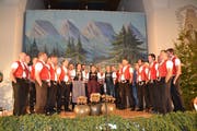 Als Schlusslied führte der Jodelclub Säntisgruess, zusammen mit den drei Jodlerinnen, «de Wildhuuser» auf. (Bild: Adi Lippuner)