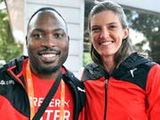 Alex Wilson und Lea Sprunger lächeln in die Kamera. (Bild: KEYSTONE/WALTER BIERI)