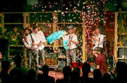 Mit der Zerlegung eines Pottwals aus Styropor, in dessen Körper die Neue CD «Pequod» verborgen war, wurde der feierliche Akt der Plattentaufe von Buschi & Anni vollzogen. (Bilder: André A. Niederberger ( Stans, 3.November 2018))