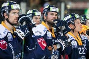 Ein enttäuschter Viktor Stalberg (Mitte) nach der Niederlage gegen Lausanne. (Bild: Alexandra Wey/Keystone (Zug, 3. November 2018))