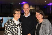 Die drei Steinhauser Politgrössen Barbara Hofstetter (links) Stephan Schleiss und Esther Rüttimann geniessen den Eröffnungsevent