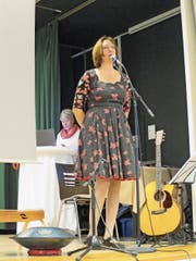 Die Jodlerin Sonja Morgenegg führte literarisch und musikalisch durch das Frauezmorge. (Bild: Carina Odermatt (Stans, 3. November 2018))