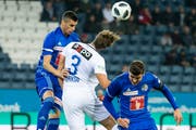 Die Luzerner Lucas Alves (links) und Pascal Schürpf (rechts) kämpfen gegen Zürichs Andreas Maxso um den Ball. (Bild: KEYSTONE/Alexandra Wey (Luzern, 4. November 2018)))