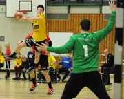 Pascal Aschwanden (am Ball) war einer der effizientesten Altdorfer in Birsfelden. (Bild: Urs Hanhart, Altdorf, 16. November 2017)