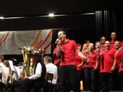 Die Stadtmusik und der Chor ergänzten sich hervorragend. (Bild: Erwin Schönenberger)