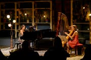 Praxedis Geneviève Hug (Klavier) mit ihrer Mutter Praxedis Hug-Rütti (Harfe) als Duo Praxedis im Chäslager in Stans. (Bild: Markus Frömml, 2. November 2018)