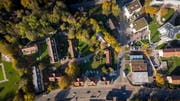 Das Areal an der Ecke Zürcher- und Rechenstrasse, auf dem ein Neubau für VBSG, Stadtwerke, Entsorgung und andere Dienststellen entstehen soll. Neun Häuser und Baracken müssen weichen. Die drei Wohnblocks links bleiben stehen. (Bild: Benjamin Manser)