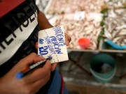 Ein Verkäufer in Istanbul beschriftet die Preisangaben seiner Waren neu - die Teuerung in der Türkei hat sich erneut beschleunigt. (Bild: KEYSTONE/EPA/ERDEM SAHIN)