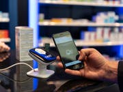 Schweizer Nutzer machen erst wenig Gebrauch von mobilen Bezahlmöglichkeiten wie Twint. Die Beliebtheit solcher Apps steigt aber. (Bild: KEYSTONE/CHRISTIAN BEUTLER)