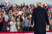 An einer Wahlveranstaltung in Huntington, West Virginia, jubelt die Menge dem Präsidenten Trump zu. (Bild: Sholten Singer/AP, 2. November 2018)