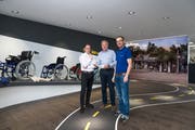 Daniel und Roger Gelbart sowie Michael Münger (von links), hier in der Filiale an der Tribschenstrasse, bilden neu die Ortho-Team Luzern AG. Bild: Roger Grütter (Luzern, 9. Oktober 2018)