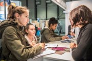 Informationen aus erster Hand: Selina Hellmüller (links) und Lorena Weber (2.v.l.) aus Emmenbrücke an einem Infostand an der Zentralschweizer Bildungsmesse. (Bild: Nadia Schärli (Luzern, 9. November 2017))