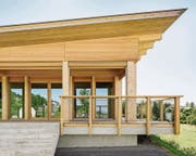 Angenehmes Raumklima dank Holz: Seit einem Jahr werden Kindergärtler im preisgekrönten Gebäude unterrichtet. (Bild: PD/Roman Keller)