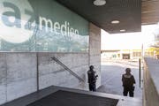Auch vor der CH-Media-Redaktion in Aarau war die Polizei präsent. (Bild: Claudio Thoma)