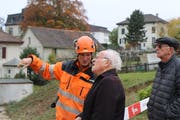 Ein Mitarbeiter des Rückbauunternehmens erklärt dem ehemaligen Rickenbacher Landwirt und Getreidelieferanten Sepp Beck (Mitte) die Vorgehensweise.