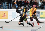 Rebells-Spieler Andrew Hildreth (links) kann nur mittels Foulspiels von Richard Mraz aufgehalten werden. (Bild: Stefan Kaiser (Zug, 4. November 2018))