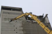 Mit einem meisselartigen Werkzeug wird die Silowand zuerst perforiert, damit das anschliessend zum Einsatz gelangende Beisswerkzeug richtig greifen und den Eisenbeton zermalmen kann. (Bild: Hans Suter)