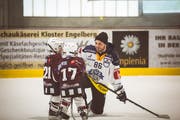 Auf Augenhöhe: Fabian Haberstich vom EV Zug plaudert mit zwei Nachwuchsspielern vom EHC Engelberg-Titlis. (Foto: Manuel Kessler, 4. November 2018)
