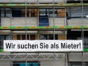 Gute Nachrichten für Wohnungssuchende: Vermieter haben offene Wohnungen im Oktober 0,18 Prozent günstiger ausgeschrieben als im September. (Bild: KEYSTONE/STEFFEN SCHMIDT)
