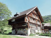 Ein typisches Toggenburger Haus mit weissem Sockel, seitlichen Überhängern, einer braungebrannten Fassade und Fensterwagen an der Hauptfassade. (Bild: PD)