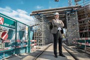 Roland Dubach, Leiter der Bausparte von Anliker, auf einer Baustelle in Emmenbrücke. (Bild: Dominik Wunderli, 5. November 2018)