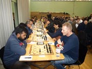 Konzentriert am Schachbrett: Sieger Reddy Chakravarthi (vorne links) aus Indien.Bilder: Kurt Liembd (Luzern, 4. November 2018)