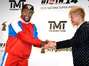 Floyd Mayweather (links) kämpft gegen den japanischen Kickboxer Tenshin Nasukawa (Bild: KEYSTONE/AP Kyodo News/KATSUYA MIYAGAWA)