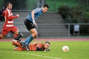 Oliver Baumann (in Blau) im Spiel gegen Montlingen. Der Rorschacher Stürmer erzielte in der Hinrunde sieben Treffer. (Bild: Ralph Ribi)