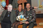 Ehrenguggerin Myri I. mit dem zum Obergugger beförderten Ueli Windlin (rechts) und dem abwesenden neuen Untergugger Tony von Rotz, dargestellt durch ein Double. (Bild: Robert Hess (Kerns, 3. November 2018))