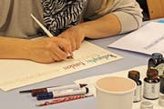 Einblick in einen Kalligrafie-Kurs des Vereins «Weiterbildung Appenzeller Mittelland». (Bild: PD)